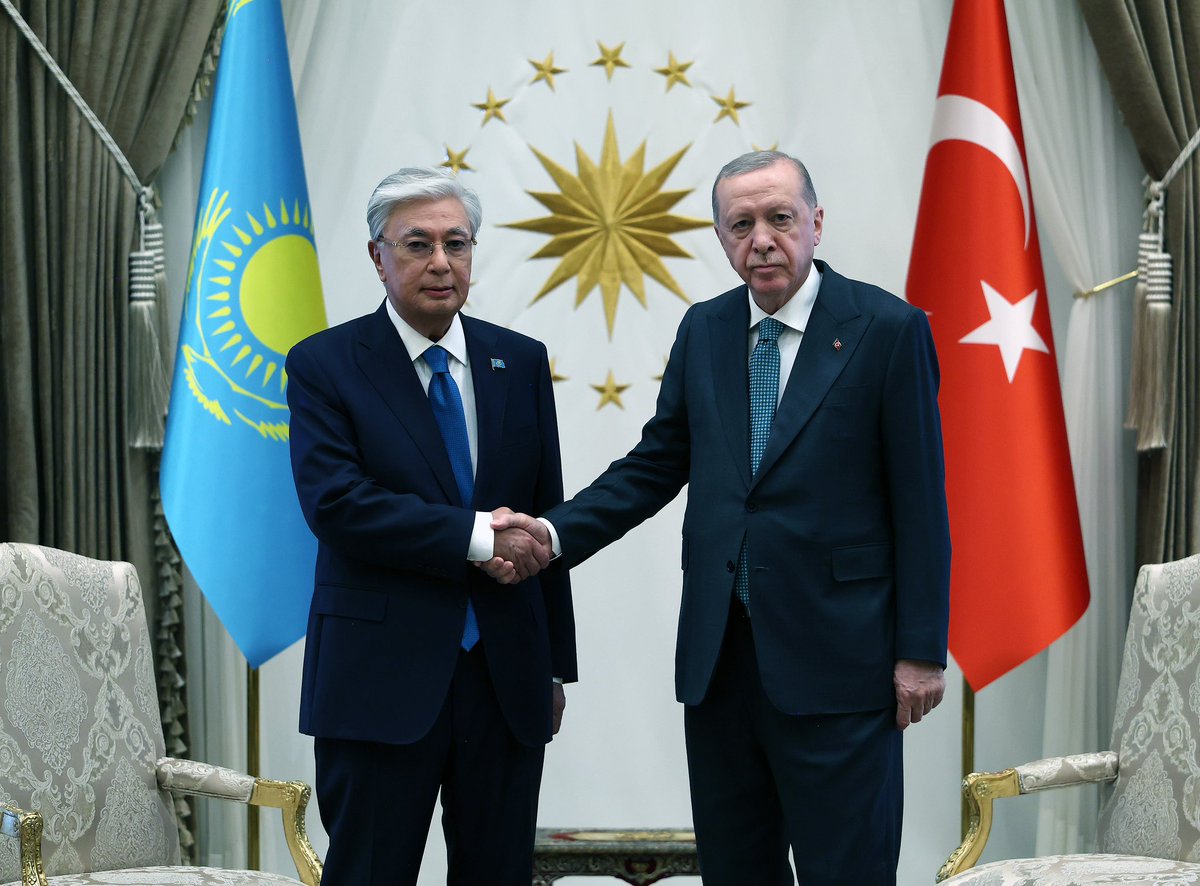 Cumhurbaşkanımız <a href="/RTErdogan/">Recep Tayyip Erdoğan</a>, Türkiye’ye resmî ziyarette bulunan Kazakistan Cumhurbaşkanı Kasım Cömert Tokayev'i resmî törenle karşıladı.