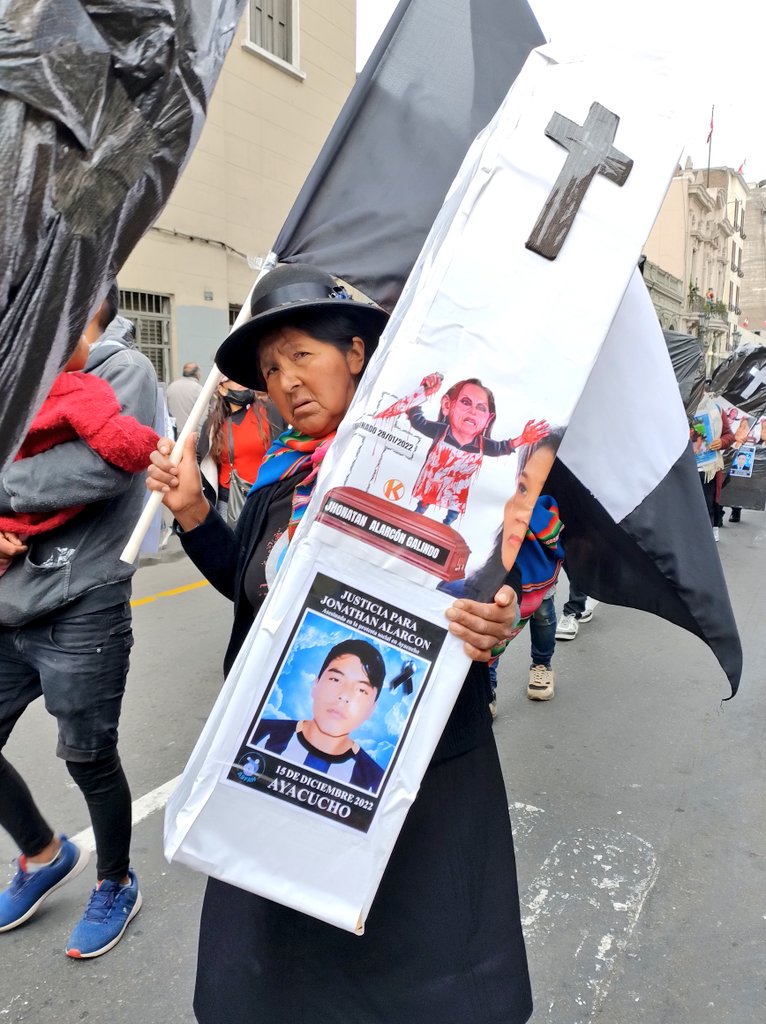 Joxe_Kar's tweet photo. Ninguna celebración de #FiestasPatrias ni ningún desfile militar, podrá ocultar el dolor de la familia de Jhonathan Alarcón Galindo de 19 años, asesinado por el "glorioso" ejército peruano el 15/12/22 durante la #MasacreDeAyacucho, junto a otras nueve personas #NiPerdonNiOlvido https://t.co/Y7Xtn79xKK