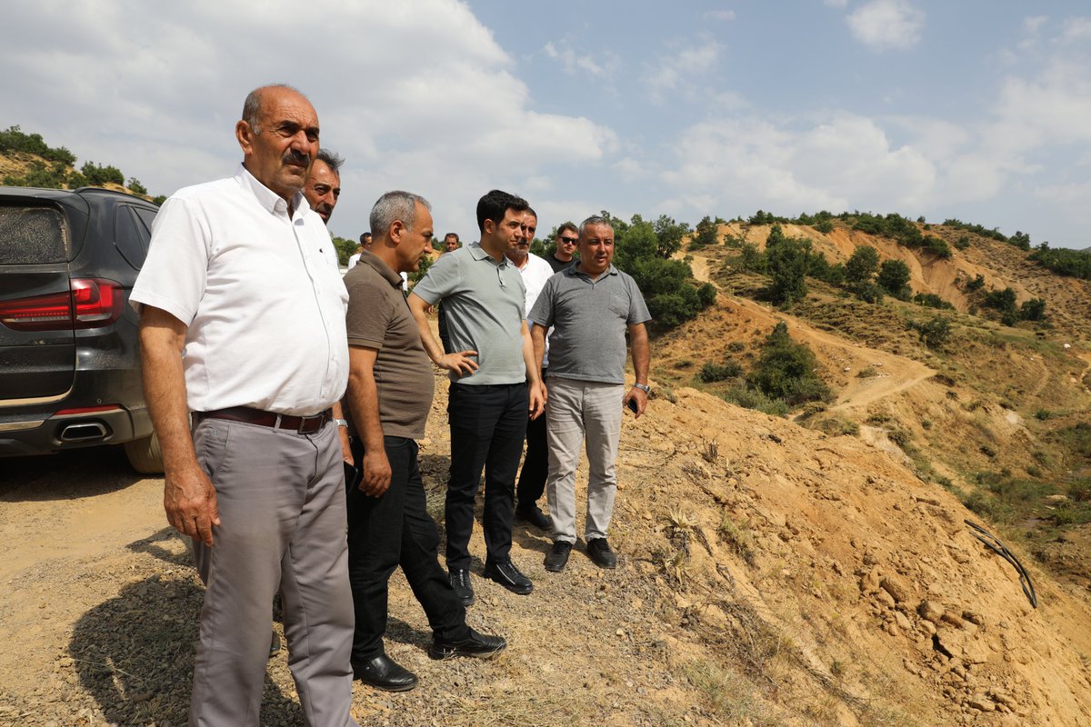 Kaymakamımız Muhammet GÜZEL, beraberindeki kurum amirleri ile birlikte ilçemize bağlı Çanakçı Köyü Osmanan Mezrası’nı ziyaret ederek vatandaşlarımızla bir araya geldi. Köy muhtarı ve köy sakinleri tarafından karşılanan Kaymakam GÜZEL, köy halkının istek ve taleplerini dinledi.