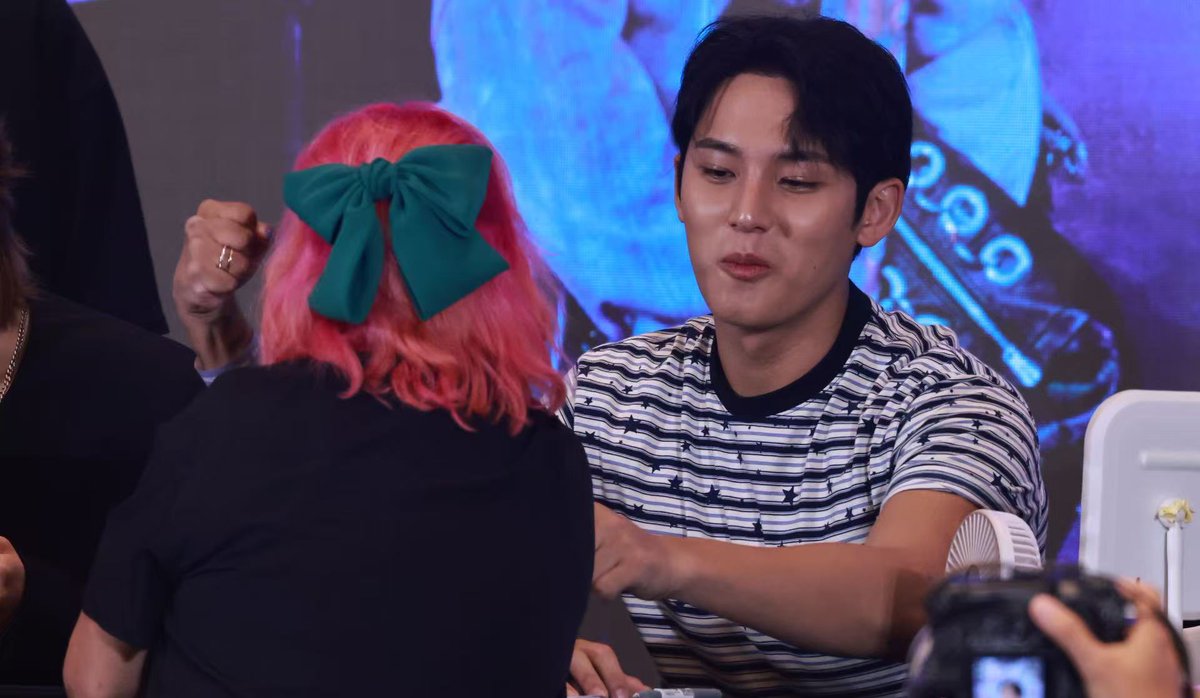 kai_croptop's tweet photo. LOOK AT MINGYU’S FACE WHEN HE TOUCHED MY BICEEEEP https://t.co/Hrx87NlD5A