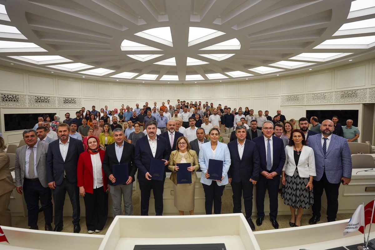 Gaziantep Büyükşehir (@gaziantepbeld) on Twitter photo #GaziantepBüyükşehir olarak; sosyal belediyeciliğin en güzel örneklerinden birine daha imza atıyoruz.
BEM-BİR-SEN ile imzalanan protokol kapsamında, #GaziantepBüyükşehir çalışanlarımıza, Kuzeyşehir ve Güneyşehir bölgelerinde 2+1 ve 3+1 konut imkânı sunuyoruz.
Hayırlı uğurlu #GaziantepBüyükşehir olarak; sosyal belediyeciliğin en güzel örneklerinden birine daha imza atıyoruz.
BEM-BİR-SEN ile imzalanan protokol kapsamında, #GaziantepBüyükşehir çalışanlarımıza, Kuzeyşehir ve Güneyşehir bölgelerinde 2+1 ve 3+1 konut imkânı sunuyoruz.
Hayırlı uğurlu