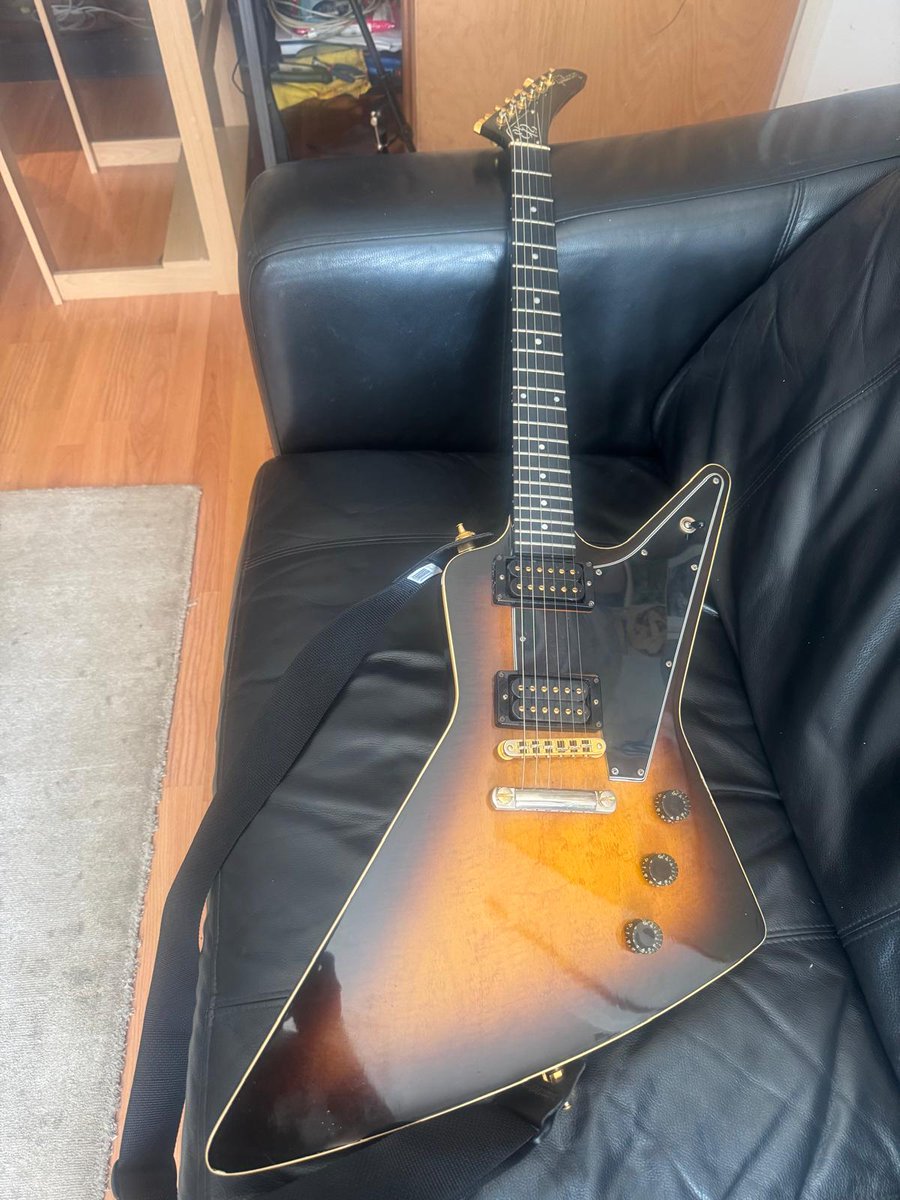 TheMusicDeli's tweet photo. Coming in @ The Music Deli very soon for sale .... James Dean Bradfield owned
Gibson Explorer E2 from 1981, excellent condition with case. 
Used extensively on the Send Away The Tigers album, more details and pictures coming up ASAP .... 👍 https://t.co/j4P56tGrS5
