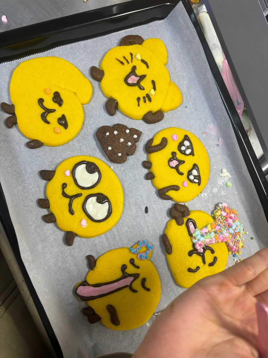 ouchibukkowasu's tweet photo. あげるもの無いしホワイトデーに焼いたえもじの子とパールうんちのクッキーでも載せるか https://t.co/aYRKzwb2io