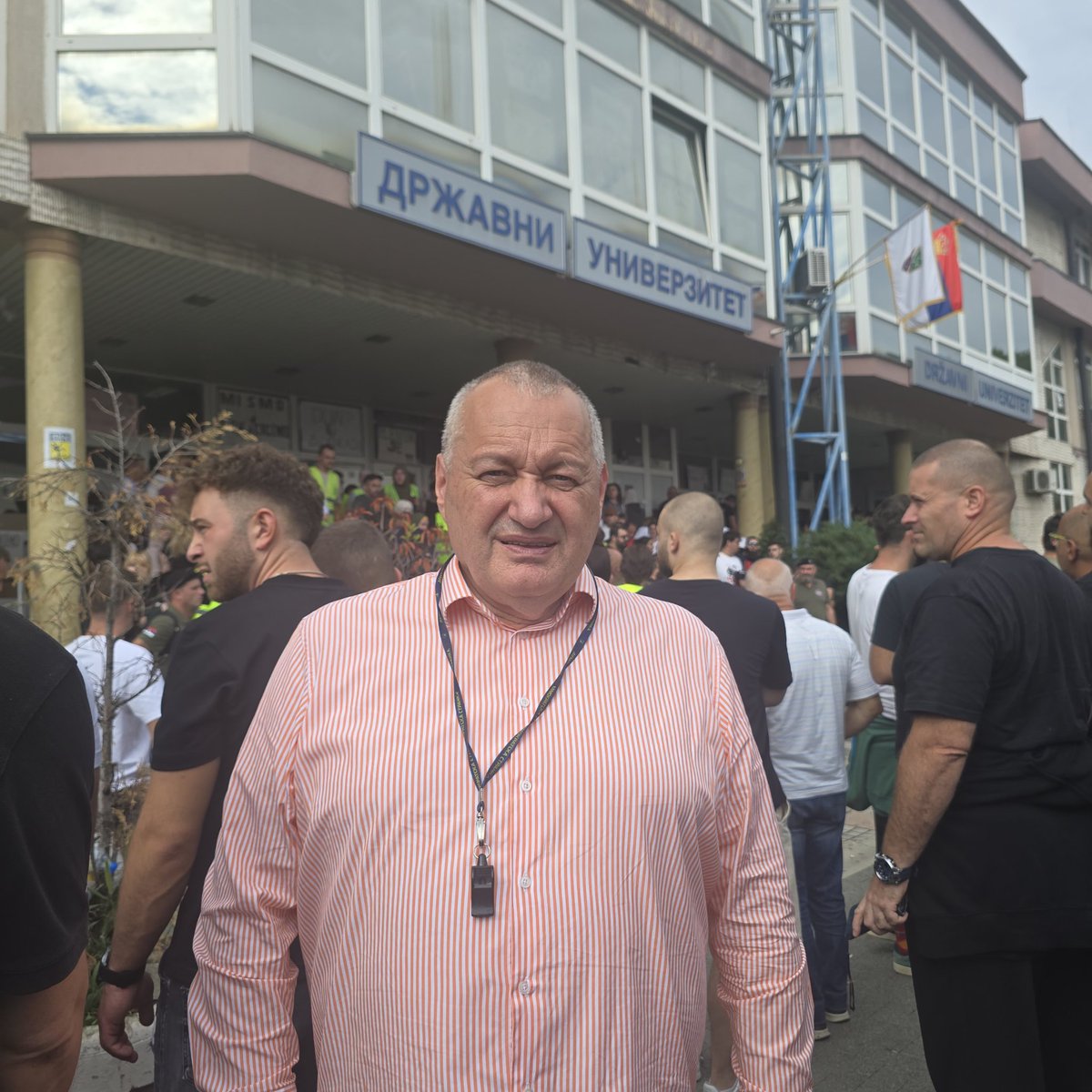 Policija se upravo povukla ispred Državnog univerziteta u Novom Pazaru.
Studenti su na stepeništu. 
Stigli su i Užičani.
Kliče se slobodi koja se rađa u Novom Pazaru. kukAVice, potcenio si zajedništvo ljudi koji se bore za slobodu!