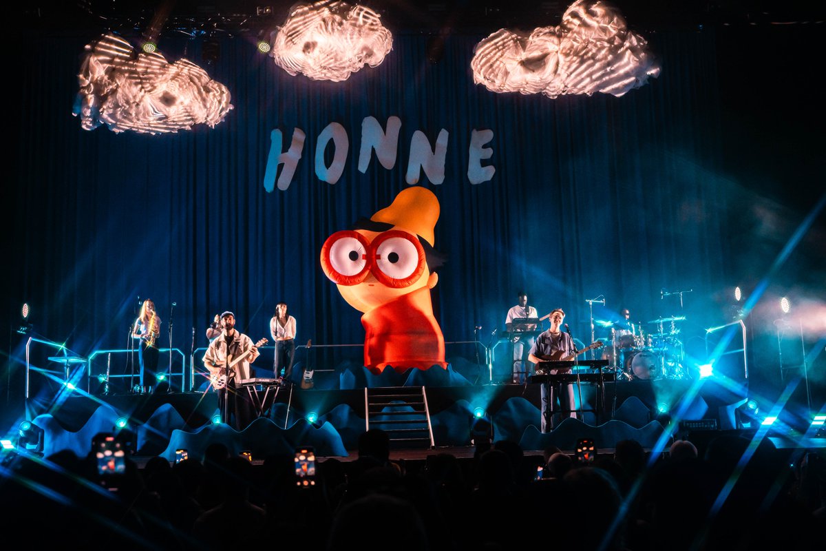 Clicknews_tv's tweet photo. HONNE กลับมาให้หายคิดถึง กับค่ำคืนสุดประทับใจในคอนเสิร์ต HONNE - The Ouch Bangkok Tour
#HONNEinBKK #TheOUCHBangkokTour #ROUXlive #HONNE #ICONSIAM
คอนเสิร์ต HONNE - The Ouch Bangkok Tour เมื่อวันที่ 27 กรกฎาคม 2025 ณ TRUE ICON HALL, ICONSIAM ไม่ใช่แค่การแสดงดนตรีธรรมดา แต่คือการเดินทางทางอารมณ์ร่วมกันที่ตราตรึงใจแฟน ๆ ทั้งฮอลล์
ตลอดการแสดง สองศิลปินจากอังกฤษถ่ายทอดบทเพลงจากหัวใจ ตั้งแต่ท่วงทำนองอบอุ่น ไปจนถึงจังหวะที่ปลุกเร้าความรู้สึก สร้างบรรยากาศที่เต็มไปด้วยความทรงจำและสายใยแห่งความผูกพันระหว่างศิลปินและแฟนเพลงอย่างลึกซึ้ง
หนึ่งในไฮไลต์ของค่ำคืนคือการนำเพลง “No Song Without You” กลับมาขับร้องอีกครั้ง เพื่อเฉลิมฉลองครบรอบ 5 ปีของบทเพลงสุดรัก และช่วงอังกอร์ที่เต็มไปด้วยอารมณ์จากเพลง “Day 1” ที่ทำให้ทุกคนหวนคิดถึงวันแรกที่ตกหลุมรัก HONNE
อีกช่วงเวลาที่ทำให้ค่ำคืนนี้ยิ่งพิเศษขึ้นไปอีก คือโมเมนต์เซอร์ไพรส์จาก James กับโชว์กีตาร์เดี่ยวบนเวทีภายใต้คาแรคเตอร์ mascot ของ Mr.POCO ที่เพิ่มความใกล้ชิดและความรู้สึกลึกซึ้งให้กับบรรยากาศของค่ำคืน แฟน ๆ หลายคนพูดเป็นเสียงเดียวกันว่า “As long as HONNE are in front of me, I know it’s gonna be a happy day.”
เบื้องหลังความประทับใจทั้งหมดคือ ROUX โปรโมเตอร์สายครีเอทีฟที่ตั้งใจสร้างประสบการณ์คอนเสิร์ตที่เชื่อมโยงอารมณ์และหัวใจผู้ชมอย่างแท้จริง และนี่เป็นเพียงจุดเริ่มต้นเท่านั้น โปรดติดตามคอนเสิร์ตครั้งต่อไปจาก ROUX ได้ในอนาคตอันใกล้นี้