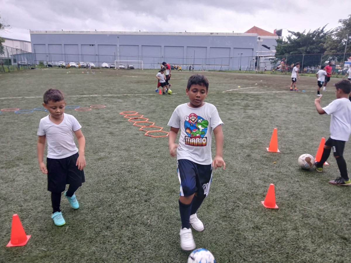 Entrenamientos de la academia de fútbol Rufina Alfaro en las categorías A, B y C.