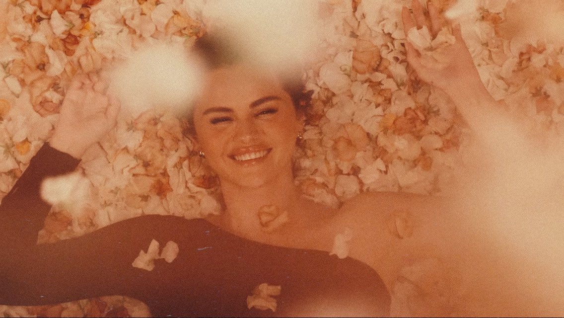 selenur's tweet photo. she’s so precious <3 https://t.co/Yrd2qeRwWI