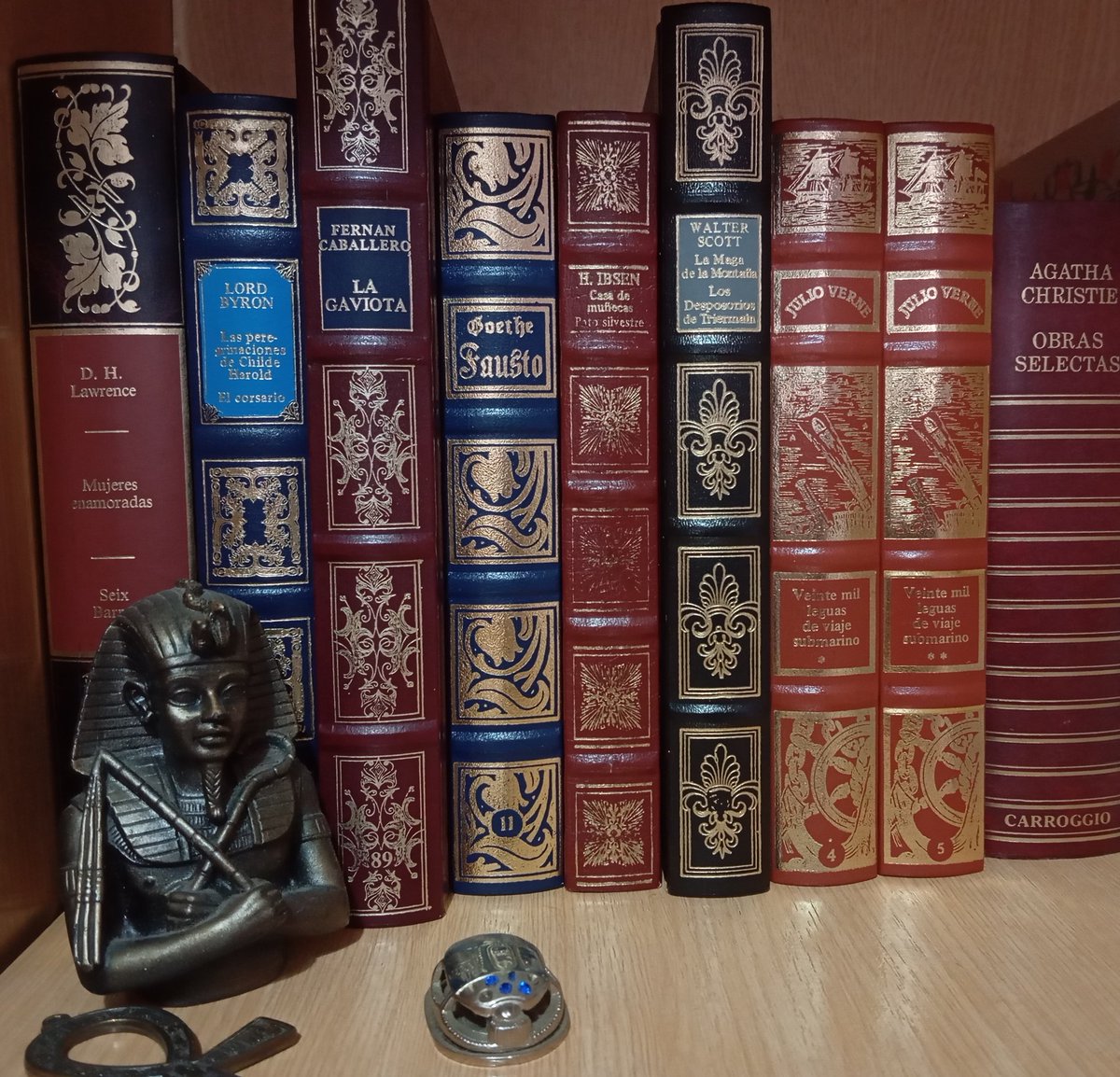 zetag01's tweet photo. lo bonitas que son estas ediciones y todas conseguidas de segunda mano 📚☕ https://t.co/RE1IbqiyVm