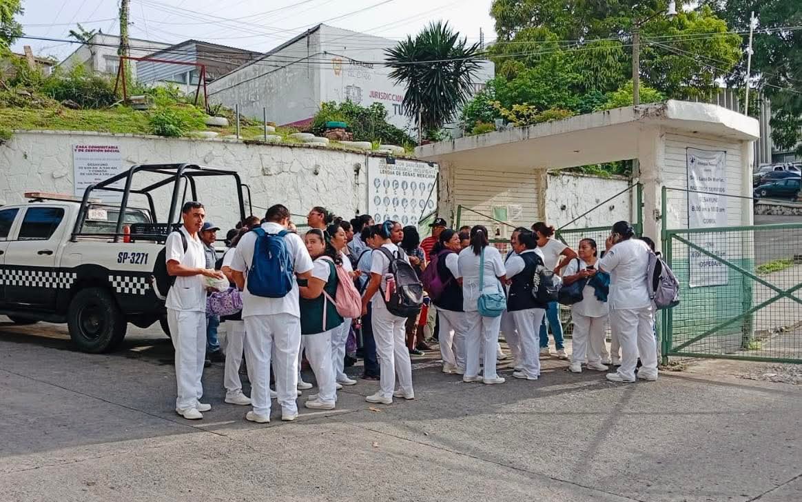 El taxista emboscado entre #Tuxpan y Cazones fue localizado malherido y llevado al hospital del IMSS el pasado domingo. Su padre, un teniente del Ejército retirado, se quedó a cuidarlo. 
Pero ayer por la mañana entró un sujeto armado y les disparó a ambos. El taxista sobrevivió
