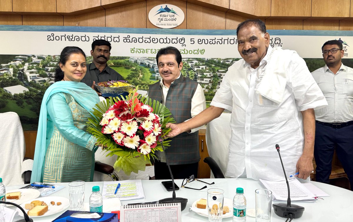 BZZameerAhmedK's tweet photo. Former Minister Shri.Vinay Kulkarni's wife Smt.Shivleela met me at Kaveri Bhavan and held discussions 

Karnataka Housing Board Chairman Shri.K M Shivalinge Gowda was also present https://t.co/crp3jhaPyb