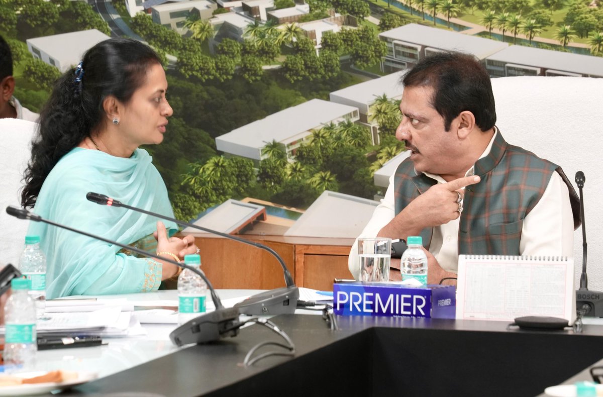 BZZameerAhmedK's tweet photo. Former Minister Shri.Vinay Kulkarni's wife Smt.Shivleela met me at Kaveri Bhavan and held discussions 

Karnataka Housing Board Chairman Shri.K M Shivalinge Gowda was also present https://t.co/crp3jhaPyb