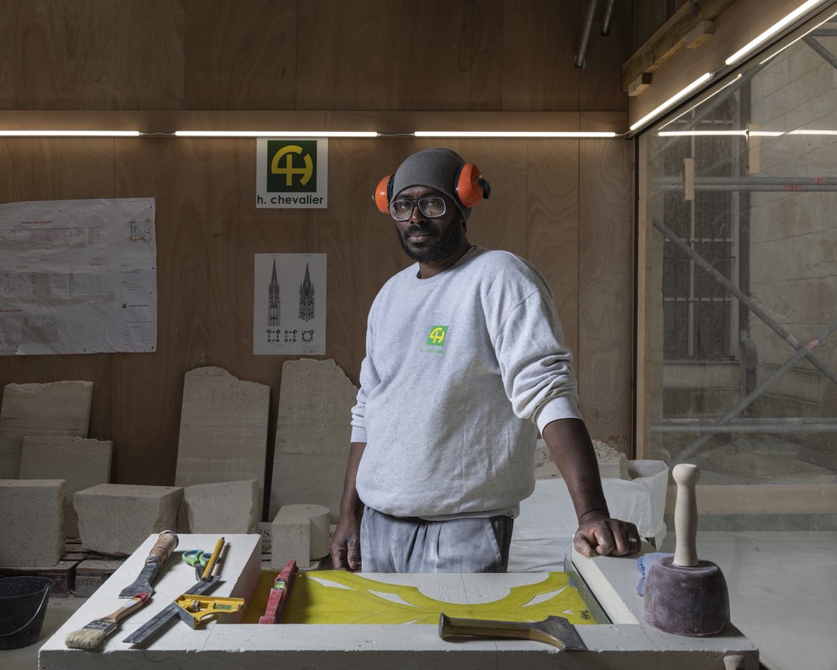Derrière chaque pierre taillée, il y a le savoir-faire unique de femmes et d’hommes passionnés.

La flèche de la <a href="/BasiliqueSDenis/">Basilique cathédrale Saint-Denis</a>, symbole de l’art gothique, renaît aujourd’hui grâce à des artisans d’exception, tous unis pour redonner vie à ce joyau architectural. ✨