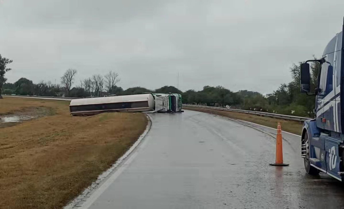 Cronista de Tránsito (@aleginart) on Twitter photo Santa Fe Ruta N 34
#Vuelco de un camion cisterna de origen boliviano.
La Ruta permanece cortada al tránsito aproximadamente desde las 2 de la madrugada del domingo 27 de julio entre #Arrufó y La Rubia
<a href="/MatiasCalvi/">Matías Calvi</a> <a href="/ernestoarriaga/">Ernesto Arriaga</a> <a href="/APTTA_/">#PeriodistaDeTránsito</a> Santa Fe Ruta N 34
#Vuelco de un camion cisterna de origen boliviano.
La Ruta permanece cortada al tránsito aproximadamente desde las 2 de la madrugada del domingo 27 de julio entre #Arrufó y La Rubia
<a href="/MatiasCalvi/">Matías Calvi</a> <a href="/ernestoarriaga/">Ernesto Arriaga</a> <a href="/APTTA_/">#PeriodistaDeTránsito</a>