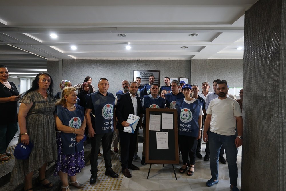 SENDİKAMIZ HAZİNE VE MALİYE BAKANLIĞI'NDA GREV KARARI İLAN ETTİ

👇👇👇

koopis.org.tr/haber/koop-is-…