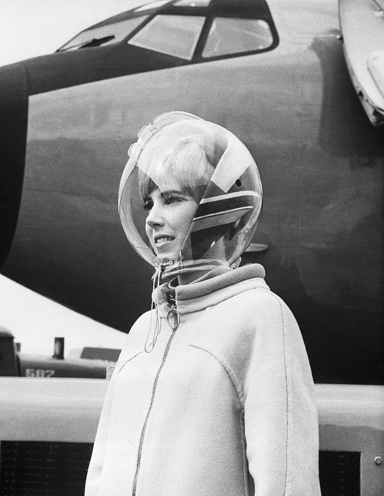 The_Curious_Ret's tweet photo. This uniform, designed by Emilio Pucci for Braniff International Airways in 1965, was complete with a space-like helmet of transparent plastic. The helmet was designed to shield the flight attendants from wind and rain on the tarmac https://t.co/DcuTx1klLQ