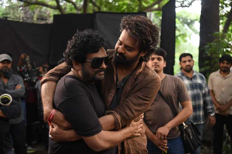 123telugu's tweet photo. Candid Moments : Puri Jagannadh Visits Prabhas at Raja Saab Shoot
https://t.co/3lvMOtGNAk
#PuriJagannadh #Charmee #Prabhas #TheRajaSaab #123telugu https://t.co/UTxInly0Xk