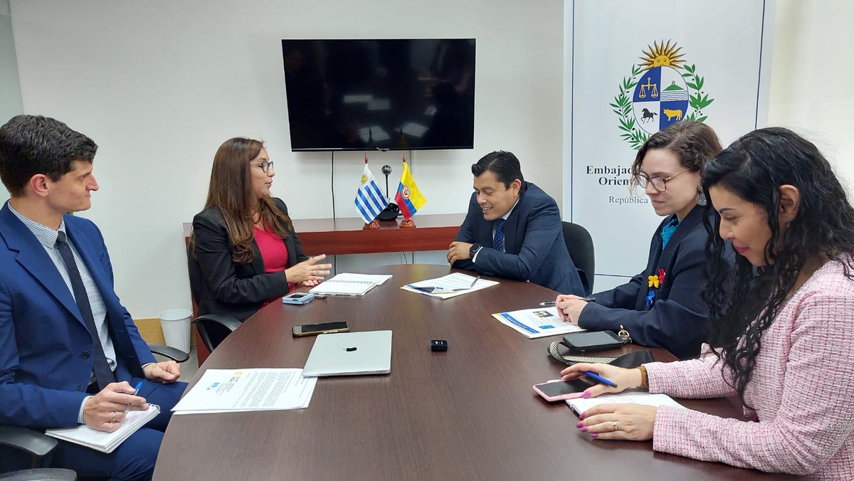 Embajada de Uruguay en Colombia 🇺🇾🇨🇴 (@uruguayencol) on Twitter photo 🇺🇾🇨🇴 En <a href="/UruguayenCol/">Embajada de Uruguay en Colombia 🇺🇾🇨🇴</a> se mantuvo reunión con <a href="/mao_rodriguez1/">Mauricio Rodríguez Amaya</a>, Director de <a href="/ProsperidadCol/">Prosperidad Social</a> y su equipo de trabajo.
Se intercambió sobre importancia de la #CooperaciónSurSur 🔄🌎 y el interés de <a href="/ProsperidadCol/">Prosperidad Social</a>🇨🇴 por conocer experiencia uruguaya🇺🇾 en materia de #cooperativismo 🤝. 🇺🇾🇨🇴 En <a href="/UruguayenCol/">Embajada de Uruguay en Colombia 🇺🇾🇨🇴</a> se mantuvo reunión con <a href="/mao_rodriguez1/">Mauricio Rodríguez Amaya</a>, Director de <a href="/ProsperidadCol/">Prosperidad Social</a> y su equipo de trabajo.
Se intercambió sobre importancia de la #CooperaciónSurSur 🔄🌎 y el interés de <a href="/ProsperidadCol/">Prosperidad Social</a>🇨🇴 por conocer experiencia uruguaya🇺🇾 en materia de #cooperativismo 🤝.