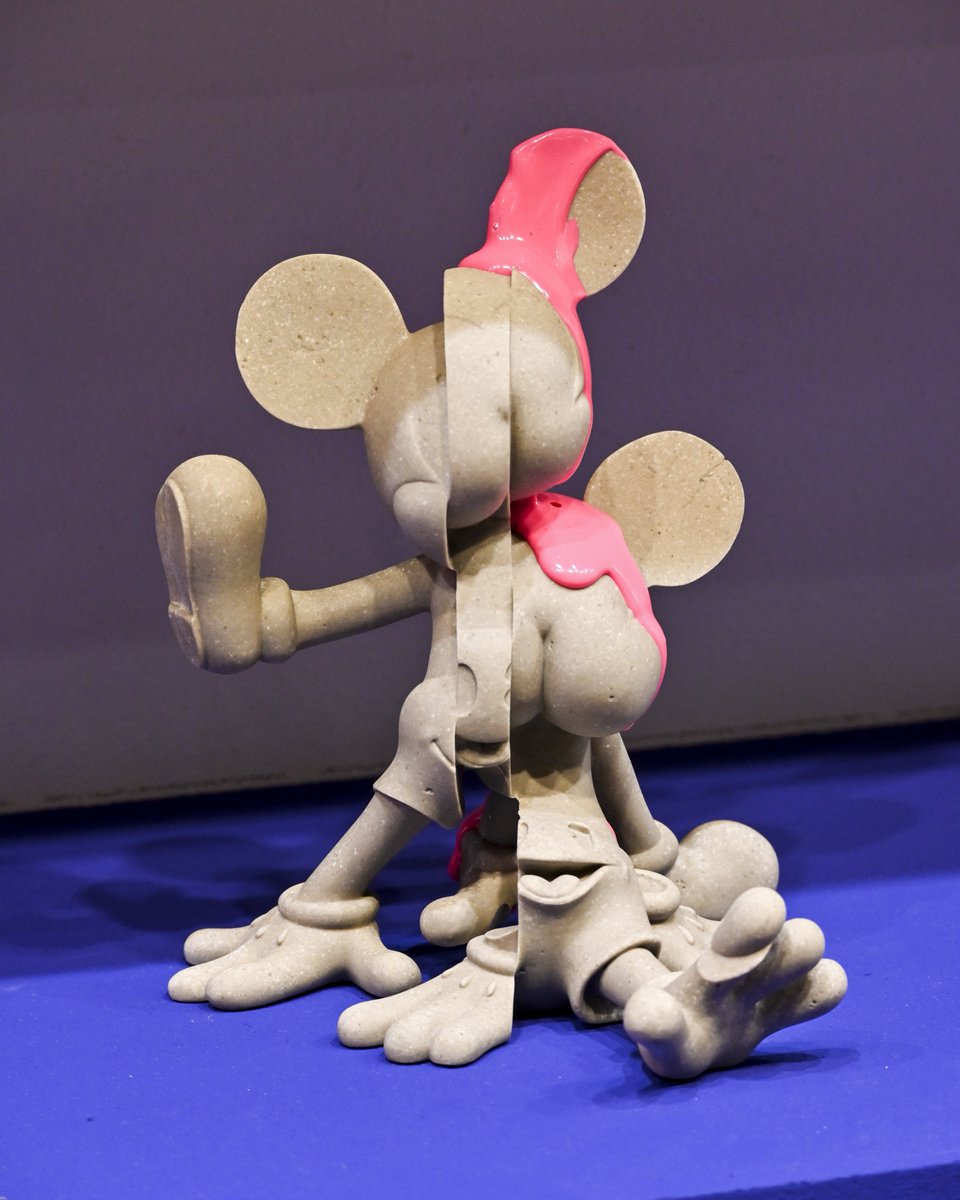 Mickey Mouse ha dejado de ser solo un dibujo animado: es un ícono en el mundo del arte, reinterpretado como símbolo de cultura pop, consumismo o nostalgia. En #FERIARTE, su imagen une lo clásico y lo moderno, conectando arte popular y tradicional.