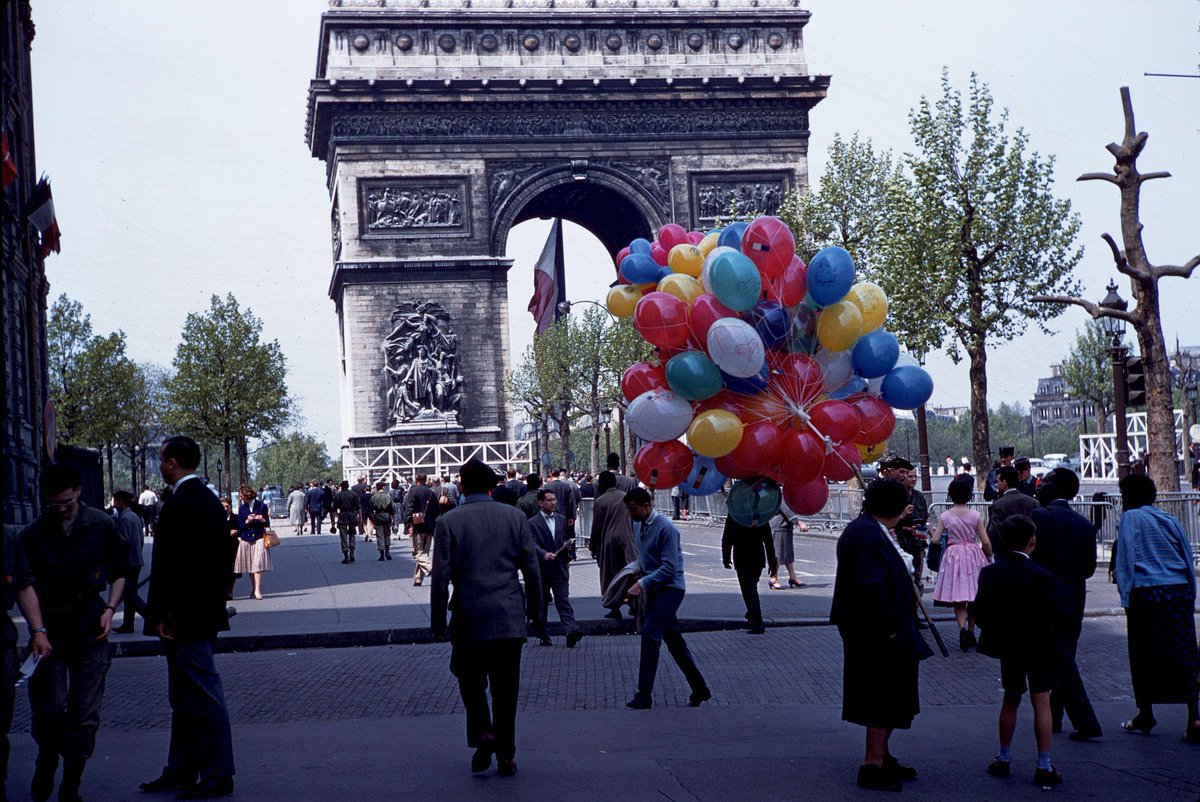 The_Curious_Ret's tweet photo. 📸 Arc de Triomphe -Paris -1960 
Original Kodachrome color by Charles W. Cushman https://t.co/h1wVo0GLk7