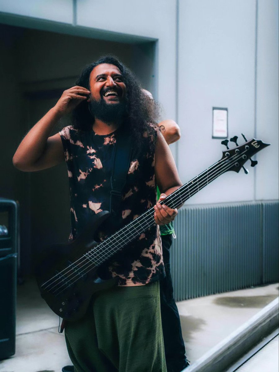 roshanroyuem's tweet photo. Got done with our longest tour yet!
Time to make use of the jet spray before heading out again!
#jetspray #safai #kawai
🎸 @ESPGuitarsUSA
#bloodywood #babymetal #jinjer #blackveilbrides #espguitars #babymetalworldtour2025 #warmbeer #usa #bass #tourlife https://t.co/TBkgfi3aNT