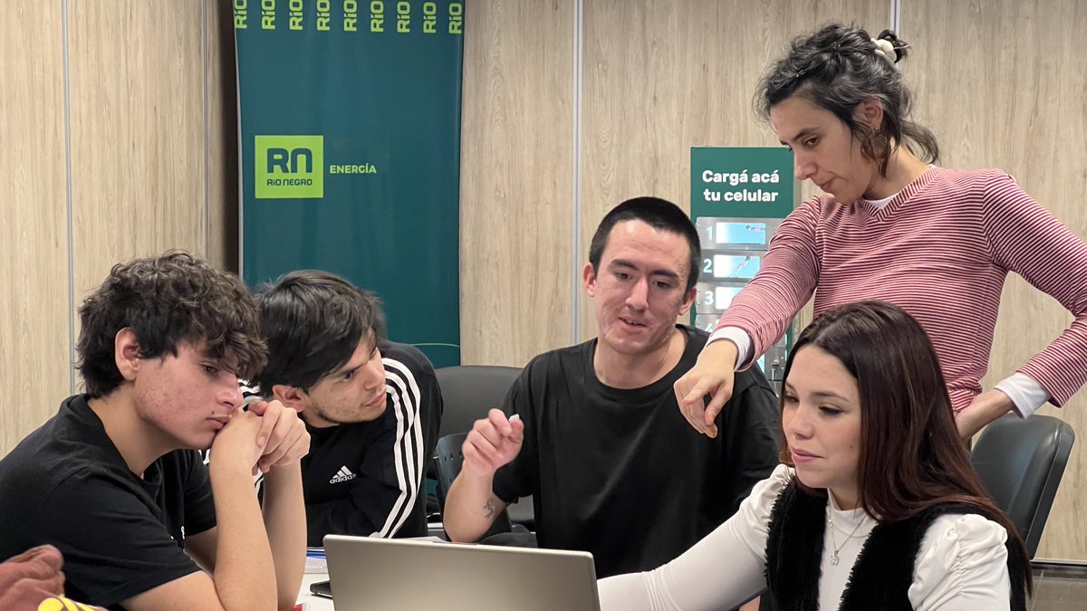 EnergiaRN's tweet photo. 150 ESTUDIANTES INICIARON LA DIPLOMATURA EN PROGRAMACIÓN Y ANÁLISIS DE DATOS📣
💻La propuesta ya se dicta en #Cipolletti, #Jacobacci y #SAO.
✍️Esta formación es parte de un convenio entre @rionegrogob y @exactas_uba, que abre nuevas puertas en áreas de gran proyección laboral. https://t.co/30klSnqhju