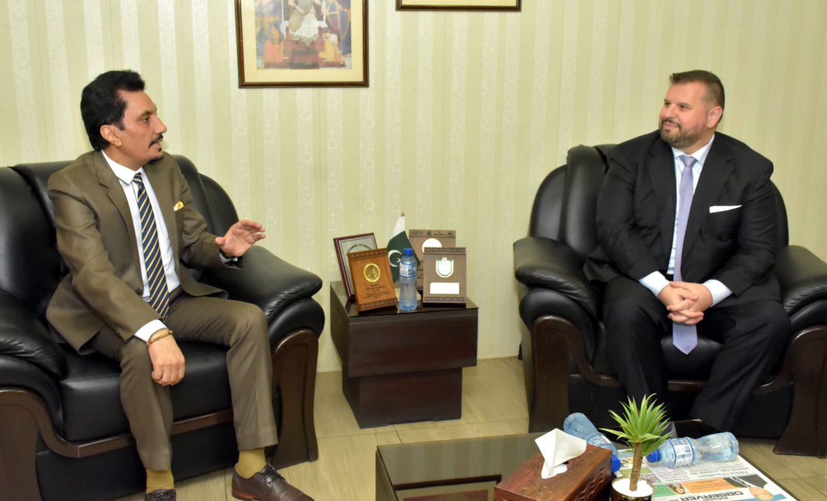 DanStoenescu's tweet image. 🇷🇴🤝🇵🇰 Honored to visit @pakobserver &amp;amp; @TheDailyCPEC for a rich exchange on media, diplomacy, &amp;amp; regional 🌏connectivity. Grateful to meet @FaisalZahidPO , Editor-in-Chief, Chairman &amp;amp; CEO, and discuss Romania’s commitment to dialogue, transparency, &amp;amp; stronger 🇷🇴🇵🇰 ties. @PdCMAERO