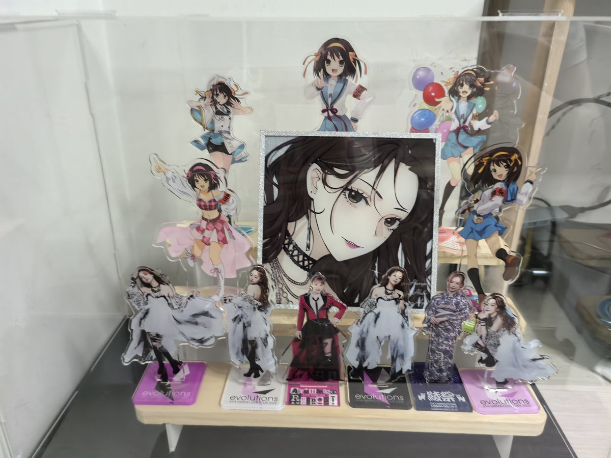 chinchoui2's tweet photo. あーや、ありがとう！
去年の上海公演から惹かれた自分に一番似合うプレゼントかも👈

とりあえず家宝をこんな風にしときます！配置とほかのアクスタ現在取る余がないので！
今週末までひたすらあーやのライブの宣伝です😡

#綾祭ローソントラベル沖縄ツアー https://t.co/lXq9Fhdmns