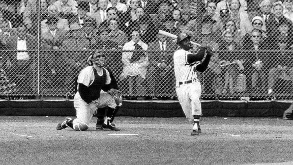 sigg20's tweet image. “Old Days”Yogi Berra watches Hank Aaron's drive go for a 3 run HR during Game 4 of the 1957 Yankees-Braves World Series in Milwaukee.#Braves #Milwaukee #Yankees #nyc #hof #mlb #1950s