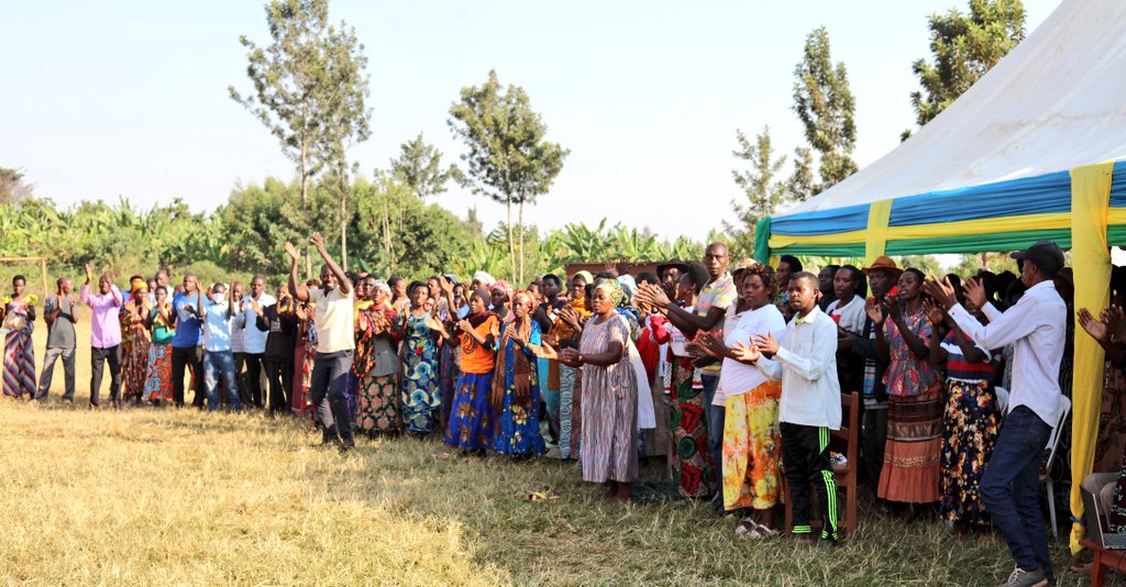 Rwamagana District (@rwamaganadistr) on Twitter photo Uyu munsi mu Mirenge yose y'Akarere hateranye inteko rusange z'abaturage. Umuyobozi w'Akarere <a href="/RadjabM/">Radjab Mbonyumuvunyi</a> ari kumwe n'abandi bayobozi bifatanyije n'abaturage b'Umurenge wa Munyaga mu nteko rusange z'abaturage zateraniye mu Kagari ka Rweru.
#UmuturageKuIsonga Uyu munsi mu Mirenge yose y'Akarere hateranye inteko rusange z'abaturage. Umuyobozi w'Akarere <a href="/RadjabM/">Radjab Mbonyumuvunyi</a> ari kumwe n'abandi bayobozi bifatanyije n'abaturage b'Umurenge wa Munyaga mu nteko rusange z'abaturage zateraniye mu Kagari ka Rweru.
#UmuturageKuIsonga