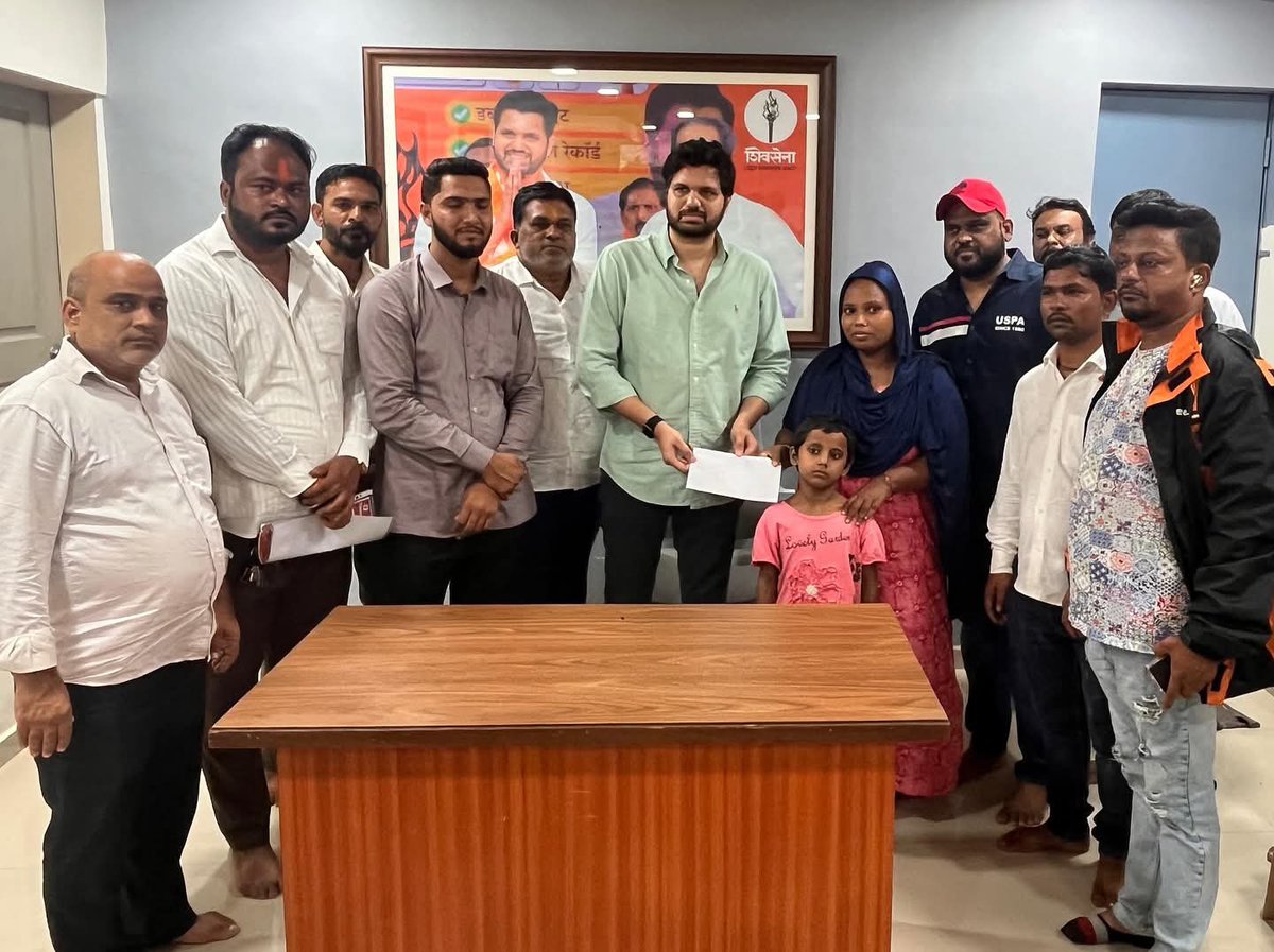 संत ज्ञानेश्वर नगर येथे १३ वर्षीय फैझान खान नावाच्या मुलाचा BKC मेट्रो स्थानकाच्या आवारात असलेल्या दलदलीत बुडून मृत्यू झाला होता.

आज त्याच्या कुटुंबियांना ४ लाख रुपयांची मदत सुपूर्द केली. पैश्याने कोणाचा जीव परत येऊ नाही शकत, पण कुटुंबियांना थोडी फार मदत होईल हीच प्रार्थना.