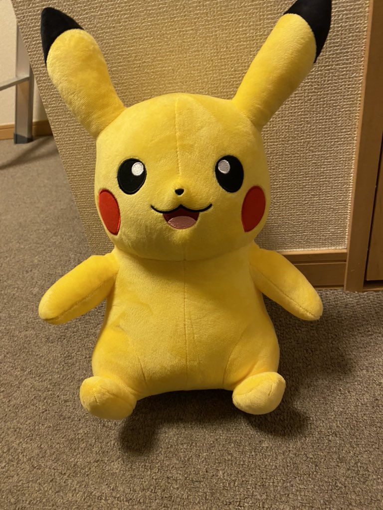 私はぬいぐるみマシンで遊ぶのが大好きです、今日は私の大きなポケモンピチュウを打ち負かしました💛
