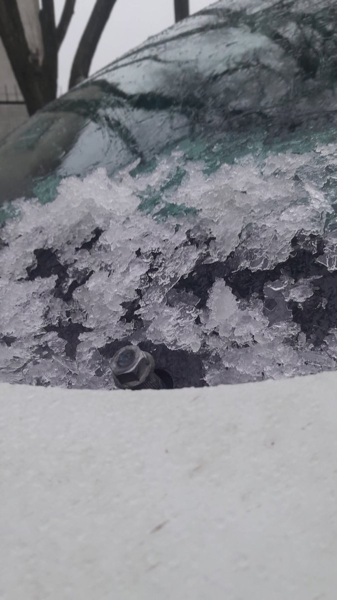 Buenos días mi gente. Cae agua nieve en Río Gallegos, y hay acumulacion de hielo en varios puntos de la ciudad. Está intransitable para andar en auto y tambien para caminar, hay varios choques en la ciudad, en este momento -6°C de ST.