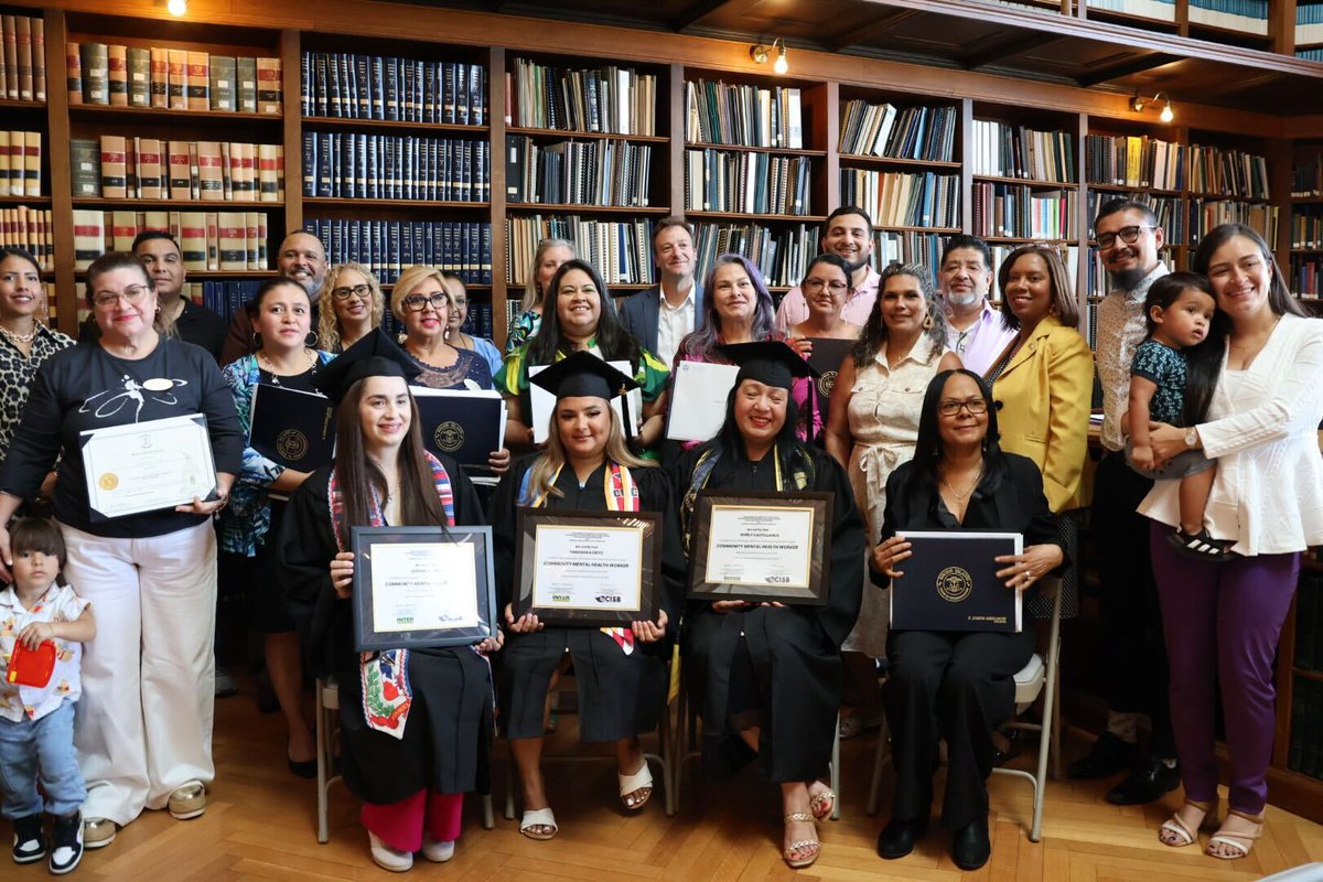 El bienestar de nuestras comunidades es una prioridad para el Concejo Municipal. Por eso, el concejal Miguel Sánchez celebró a los trabajadores comunitarios de salud mental que se graduaron del Centro de Innovación en Salud y Bienestar. ¡Felicitaciones por su logro!