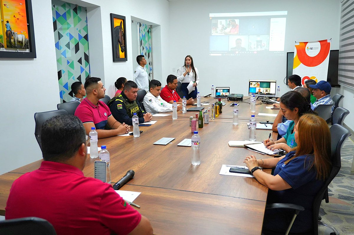 FNDCol's tweet image. En Arauca, el sexto Comité Interinstitucional reunió a @GobArauca, @COL_EJERCITO, @PoliciaAduanera, @DIANColombia, @AlcaldiaArauca, @CamaraComercioAr, @FiscaliaCol y entidades de salud para fortalecer la lucha #TodosContraElContrabando.

Con el respaldo de la @FNDCol, avanzan…