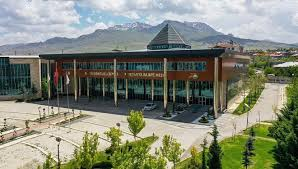 VAN'DA İŞÇİ KIYIMI

Van Büyükşehir Belediyesi kayyım yönetimi, işten çıkarılan işçi sayısını 223 olarak açıkladı. İşçilerin 223’ünün arşiv araştırması tamamlanmadan işe alındığını iddia edildi. 

Oysa bu işçilerin tamamı ile ilgili DEM Yönetimi, Valiliğe arşiv araştırması için