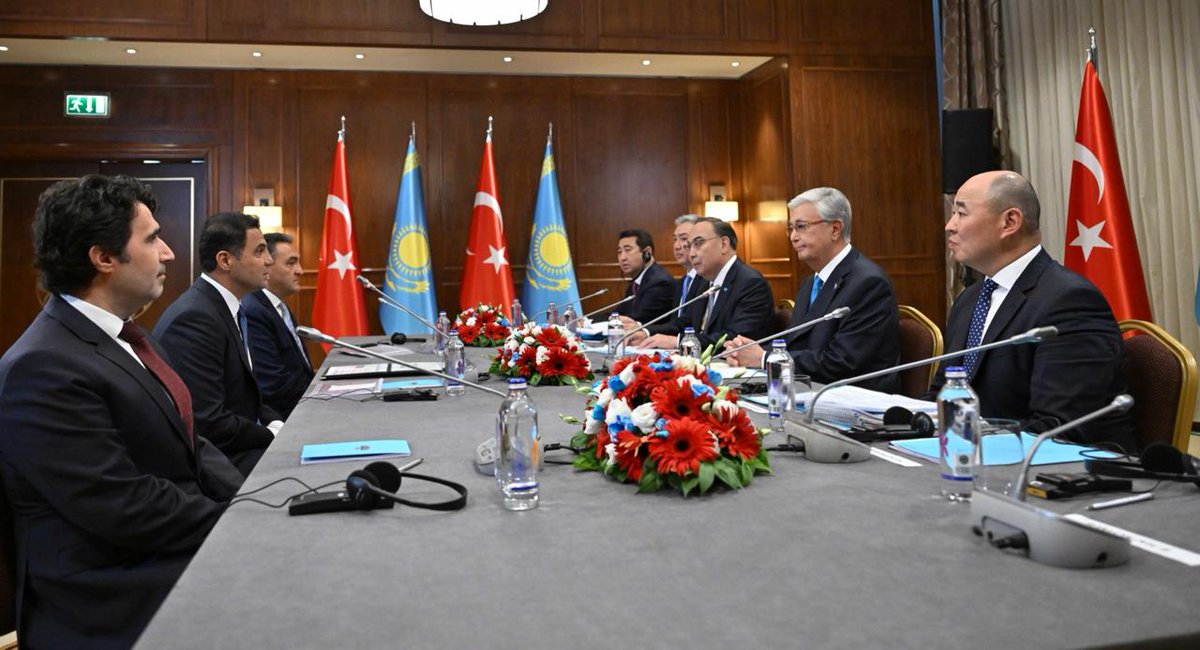 Tiryaki Agro olarak Kazakistan’ın başkenti Astana’da, stratejik bir yatırım anlaşmasına imza attik.
Anlaşmanın ardından Kazakistan Cumhurbaşkanı Sayın Kassym-Jomart Tokayev’in yüksek kabulleriyle gerçekleşen görüşmede, yatırımın ülke ekonomisine, tarım-sanayi entegrasyonuna ve