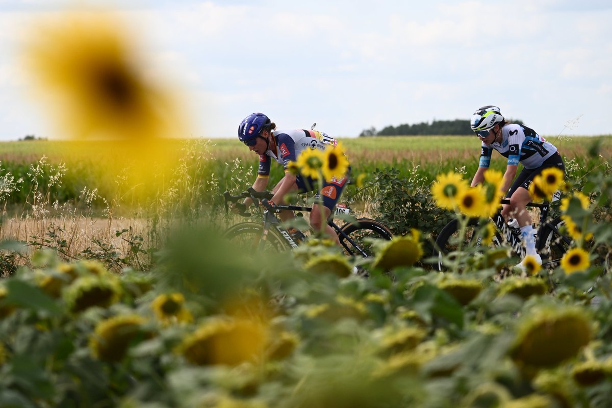 With 30 km to go, the leading duo still have a 1'10" lead. ⏱️

Encore 1'10" d'avance pour le duo de tête à 30 km de l'arrivée. 💨

#TDFF2025 l #WatchTheFemmes l <a href="/GoZwift/">Zwift</a>