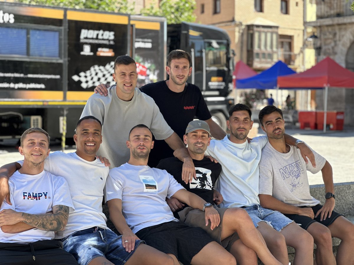 COMIDA🤤🤩|

 ¡Comida de equipo para seguir haciendo piña!🍽️

Entre risas, anécdotas y buen ambiente, seguimos fortaleciendo los lazos que nos unen dentro y fuera del campo en #Toro

🔴⚪ Un equipo, una familia.

#VamosMiZamora