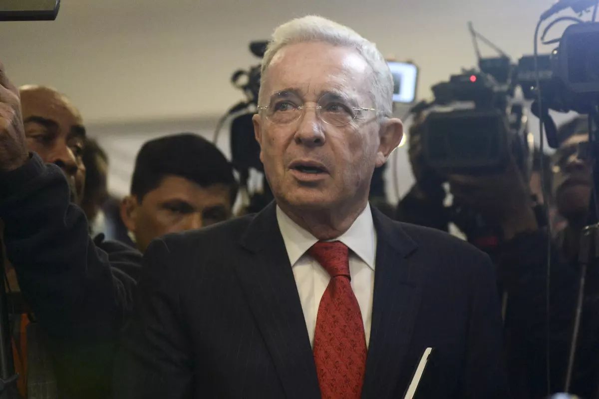 En un juicio histórico de más de 4 horas, justicia colombiana declaró culpable al expresidente Álvaro Uribe Vélez por soborno, determinó que manipuló testigos para involucrar al senador Iván Cepeda en actos ilegales.

¡Un fallo importante para la justicia en Colombia! ⚖️🇨🇴

#CHCh