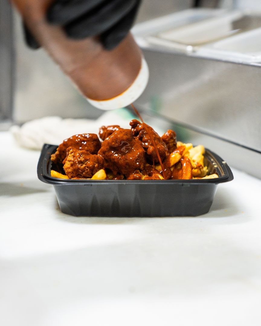 Golden, crispy, and dripping with flavor 🔥

This is what fry dreams are made of—sauce and all!

#frydayfoodtruck #loadedfries #saucybites #frytastic #laeats