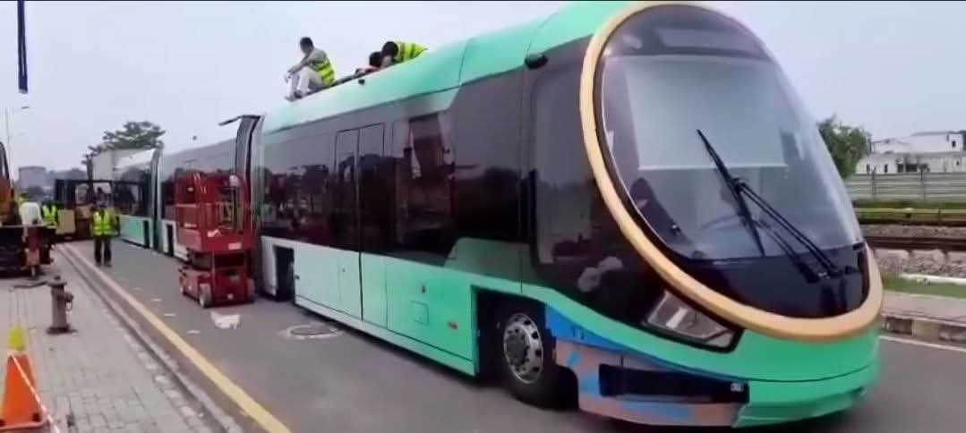 langovezadi's tweet image. اورنج لائن ٹرین کے بعداب لاہور میں الیکٹرک ٹرام بھی چلےگی-
3 ڈبوں پر مشتمل اس ٹرام میں بیک وقت 250 مسافر  بیٹھ سکیں گے۔
ٹھوکر نیاز بیگ سے ہربنس پورہ  تک  چلنے  والی اس ٹرام میں فی الحال شہریوں کو مفت سفری سہولت دینےکی تجویز ہے1/2
#tram #tracklesstrain #trackless #trains