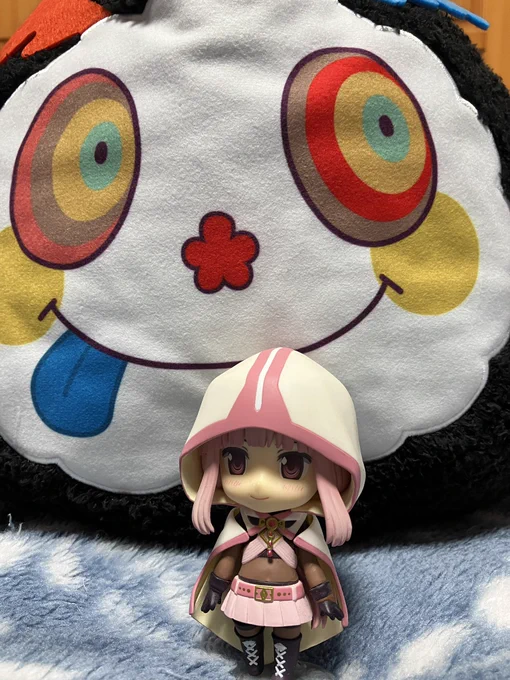 まずはお菓子の魔女BIGぬいぐるみ。これは全身ではなくて顔だけって感じですね。しっぽにはちゃんと変身前のシャルロッテが付いてるのも細かいです。大きさは大体他のBIGぬいぐるみと同じくらいでしょうか。