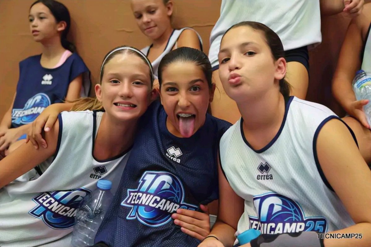 tecnicamp's tweet image. Hoy en Tecnicamp hemos trabajado una de las claves del juego en equipo: ¡el arte de pasar bien! 🎯🏀

Comunicación, juego colectivo, lectura del juego... Y por supuesto mucha diversión 💪🏻

📸 Disponibles en Facebook 

#tecnicamp25