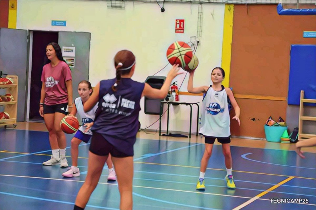 tecnicamp's tweet image. Hoy en Tecnicamp hemos trabajado una de las claves del juego en equipo: ¡el arte de pasar bien! 🎯🏀

Comunicación, juego colectivo, lectura del juego... Y por supuesto mucha diversión 💪🏻

📸 Disponibles en Facebook 

#tecnicamp25