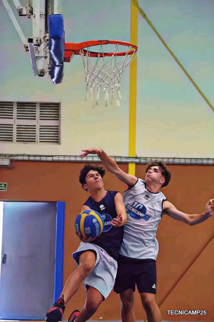 tecnicamp's tweet image. Hoy en Tecnicamp hemos trabajado una de las claves del juego en equipo: ¡el arte de pasar bien! 🎯🏀

Comunicación, juego colectivo, lectura del juego... Y por supuesto mucha diversión 💪🏻

📸 Disponibles en Facebook 

#tecnicamp25