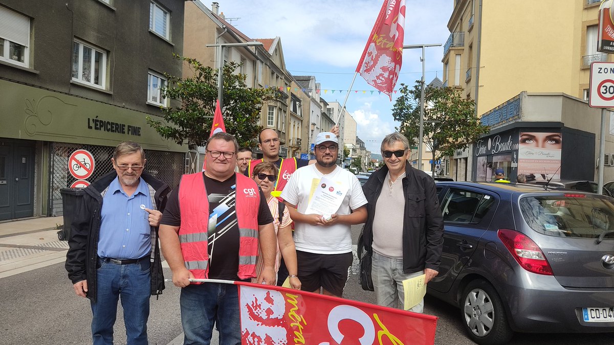 lfi_57's tweet photo. ✊ À #Hagondange, les insoumis·es aux côtés des  salarié·es de #Novasco

📃 Opération tractage en ville ce matin, à l’initiative des syndicats, pour alerter sur les 450 emplois menacés.
🏭 L'usine est stratégique ! L’État doit agir pour éviter une catastrophe
#Moselle #Industrie https://t.co/uKuhkcZiNh