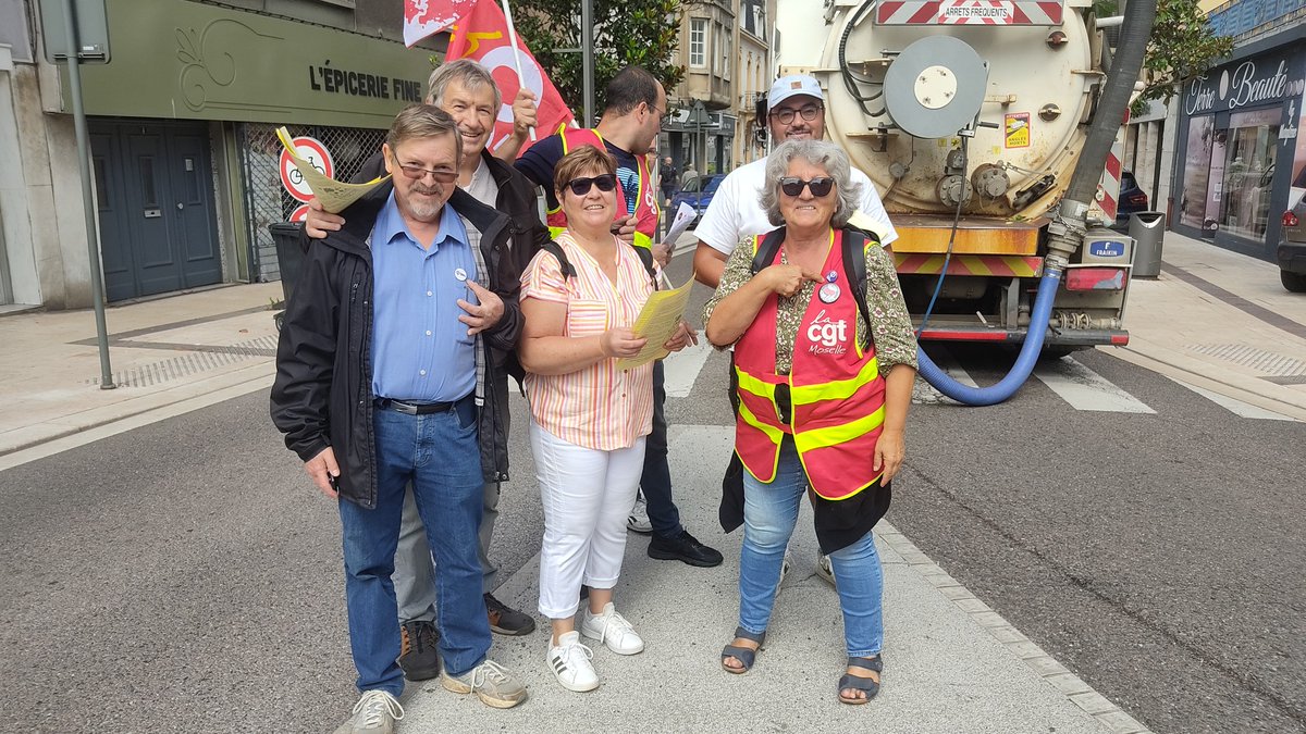 lfi_57's tweet photo. ✊ À #Hagondange, les insoumis·es aux côtés des  salarié·es de #Novasco

📃 Opération tractage en ville ce matin, à l’initiative des syndicats, pour alerter sur les 450 emplois menacés.
🏭 L'usine est stratégique ! L’État doit agir pour éviter une catastrophe
#Moselle #Industrie https://t.co/uKuhkcZiNh