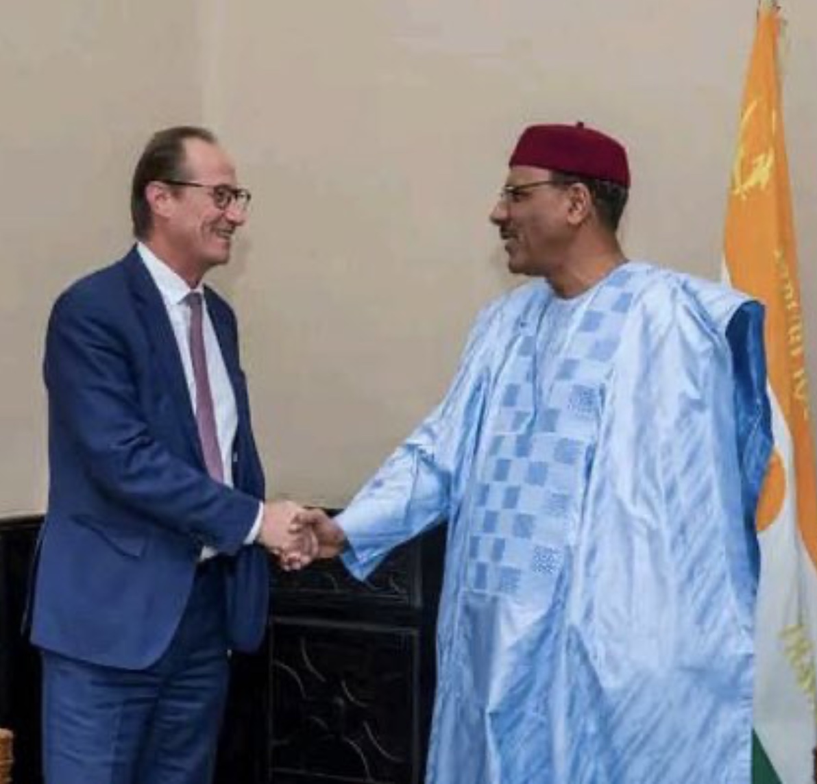 Cela fait 2 ans que le président Bazoum est retenu en otage, isolé et injustement privé de liberté. Chaque jour, nos pensées vont à lui et à sa famille. Son courage force le respect. 
Il est urgent de restaurer l’ordre institutionnel et de le libérer, le #Niger étouffe !