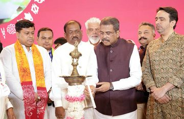 DDNewsGujarati's tweet photo. 🔸કેન્દ્રીય મંત્રી @dpradhanbjp એ NEP 2020ના 5 વર્ષ પૂર્ણ થવાના પ્રસંગે નવી દિલ્હીમાં અખિલ ભારતીય શિક્ષા સમાગમ 2025નું ઉદ્ઘાટન કર્યું
🔸કેન્દ્રીય મંત્રીએ રૂ.4,000 કરોડથી વધુના પ્રોજેક્ટ્સનું ઉદ્ઘાટન કર્યું
#NEP2020 #5YearsofNEP https://t.co/T6rJ73exIV