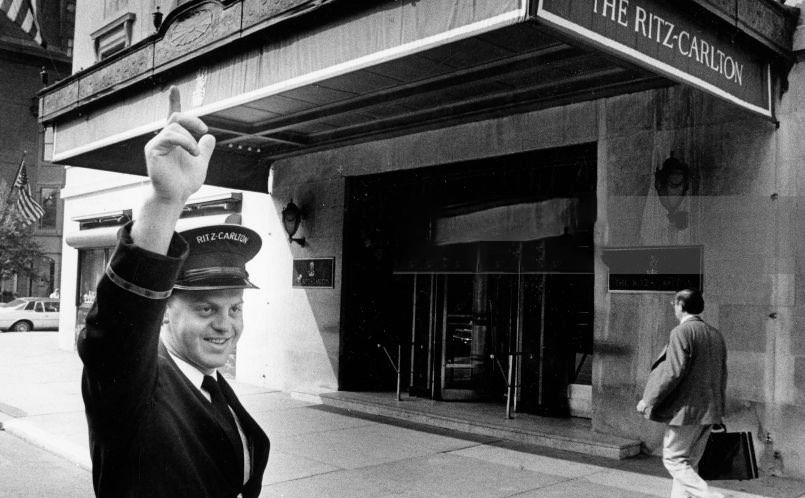 In 1983, Ritz-Carlton did the unthinkable:

They gave every employee the power to spend $2000 without approval.

Most thought this was a HUGE risk.

But 40 years later, this one rule has revolutionized luxury hospitality forever.

Here's the story behind the famous $2000 rule🧵: